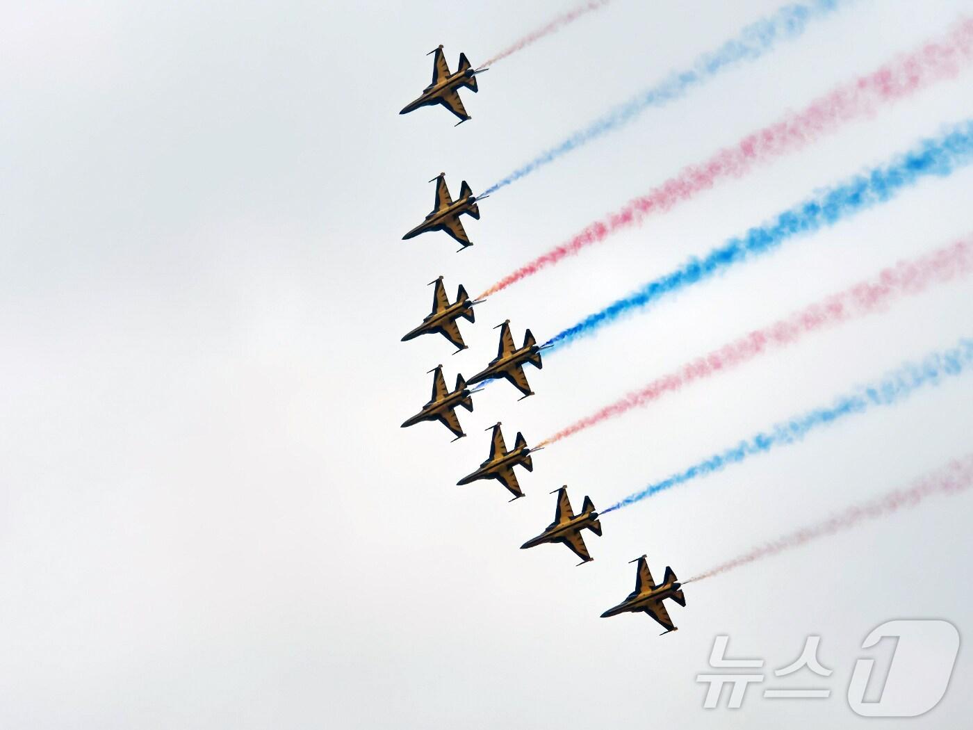 본문 이미지 - 24일 경기 양주시 광적면 가납리비행장에서 열린 2024 아미 타이거(Army TIGER) 드론봇 페스티벌에서 공군 블랙이글스가 멋진 비행을 선보이고 있다. 2024.5.24/뉴스1 ⓒ News1 양희문 기자