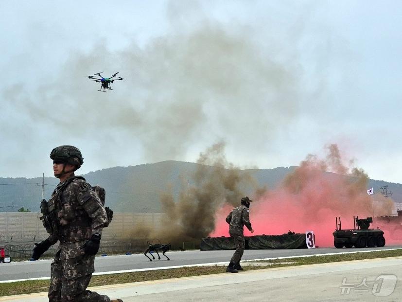 본문 이미지 - 지난해 5월 아미 타이거(Army TIGER) 드론봇 페스티벌 아미 타이거 전투체계 시연에서 드론과 장갑차들이 연막탄 위로 이동하며 공격하고 있다.2024.5.24/뉴스1 ⓒ News1 양희문 기자