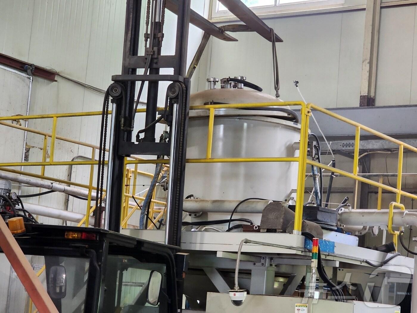 본문 이미지 - 24일 오전 10시 18분쯤 충북 청주시 청원구 오창읍 여천리의 한 단열재 제조공장에서 폭발사고가 발생해 작업자 2명이 2도 화상을 입었다.(청주동부소방서 제공)2024.5.24/ 뉴스1