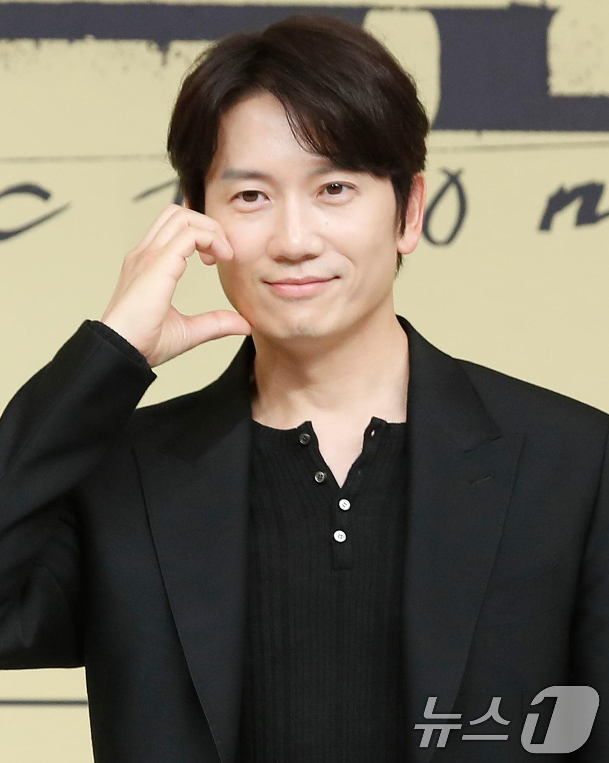 본문 이미지 - 배우 지성이 13일 서울 목동 SBS에서 열린 새 금토드라마 '커넥션'(극본 이현/ 연출 김문교) 제작발표회에 참석하고 있다. ‘커넥션'은 누군가에 의해 마약에 강제로 중독된 마약팀 에이스 형사가 친구의 죽음을 단서로 20년간 이어진 변질된 우정, 그 커넥션의 전말을 밝혀내는 '중독 추적 서스펜스' 드라마다. 2024.5.24/뉴스1 ⓒ News1 권현진 기자