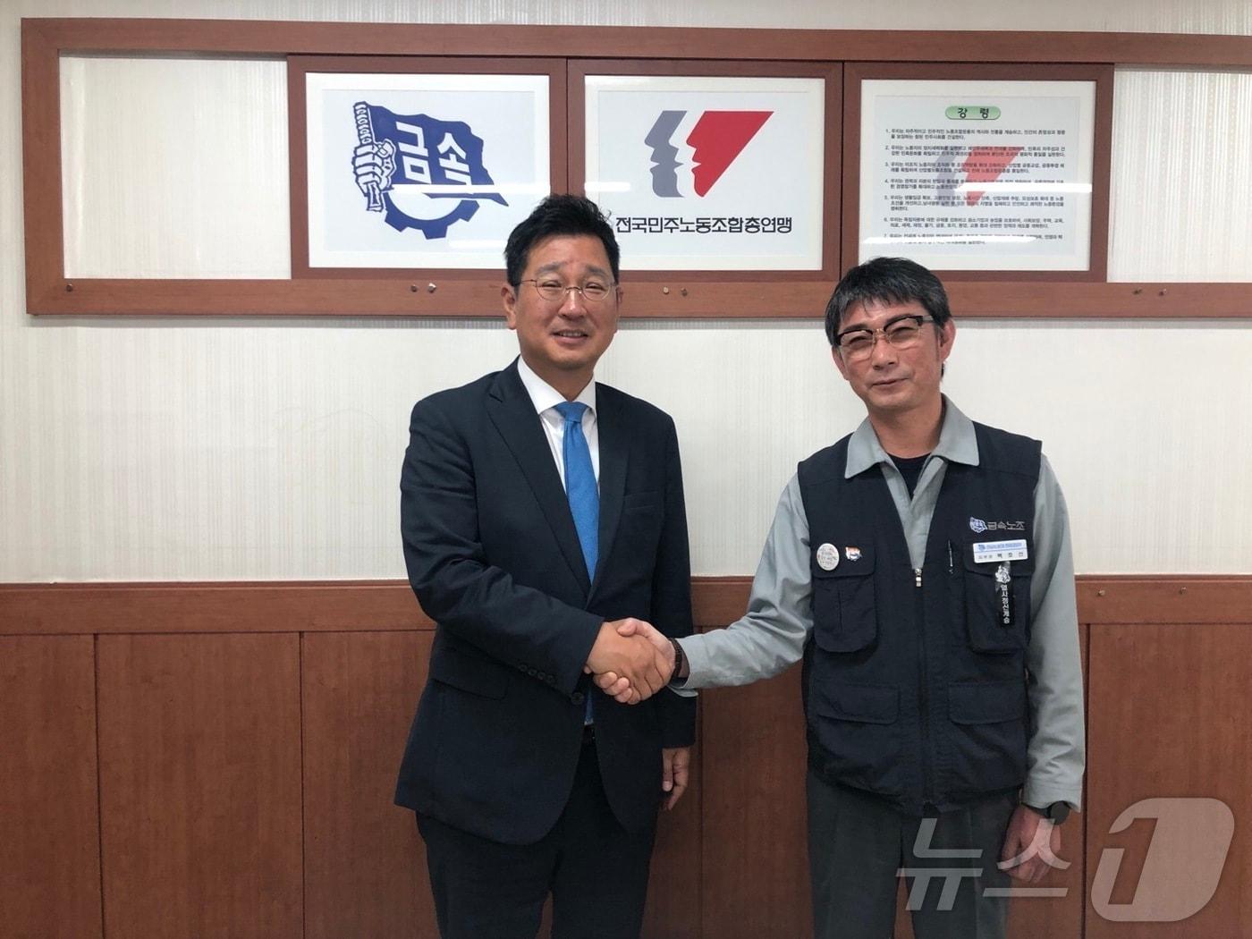 본문 이미지 - 울산 동구 김태선 당선인(더불어민주당)이 24일 HD현대중공업을 찾아 노조 집행부와 첫 간담회를 가졌다.(김태선의원측 제공)