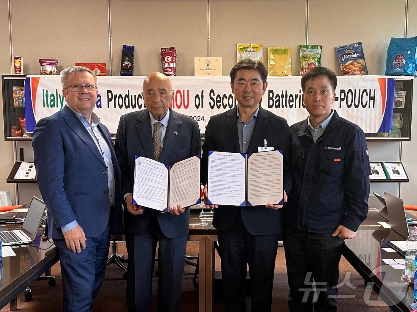 본문 이미지 - 충북 증평의 한국알미늄이 이탈리아 밀라노 골리오 주식회사와 MOU를 체결했다.(증평군 제공)/뉴스1