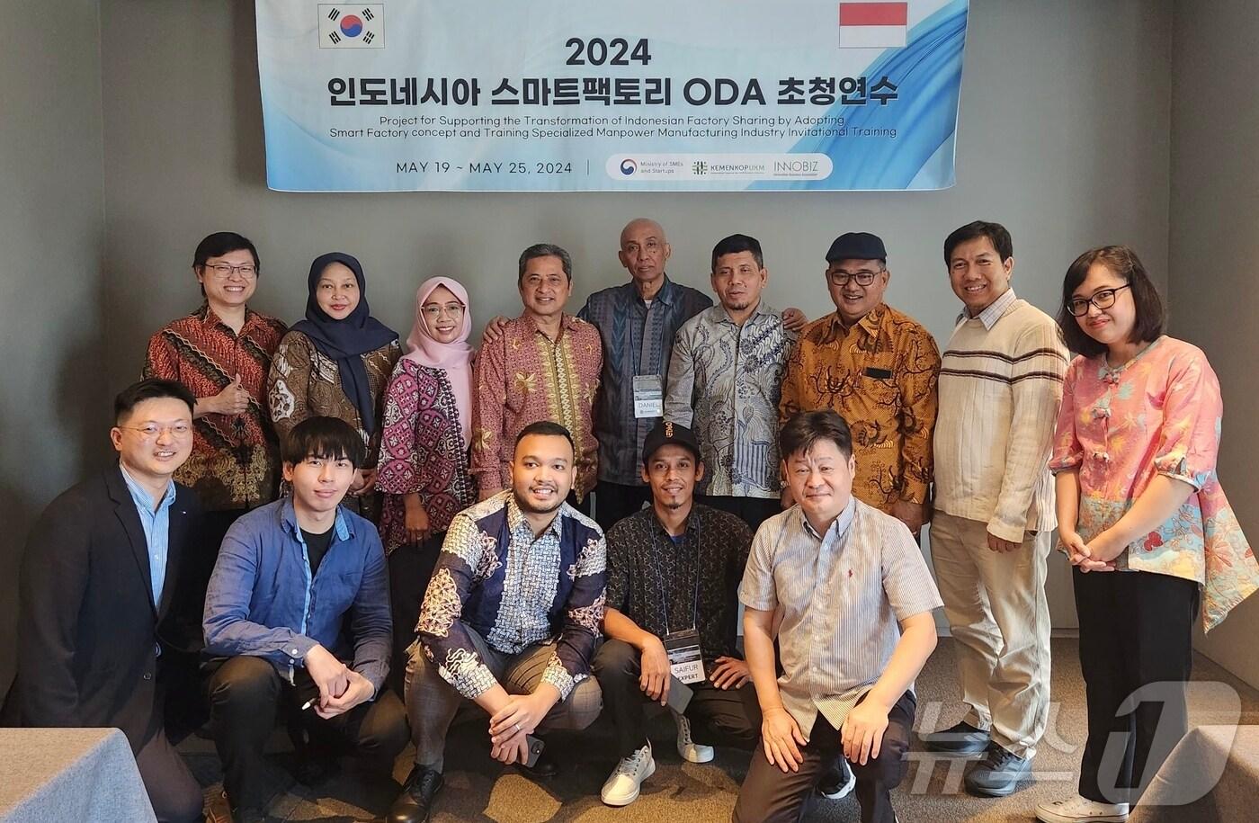 인도네시아 스마트팩토리 ODA 초청연수에 참석한 현지 전문가 및 정부 관계자가 기념사진을 촬영하고 있다.(이노비즈협회 제공)