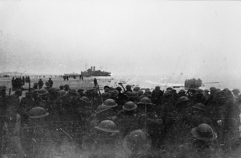 본문 이미지 - 됭케르크 해안에 집결한 연합군 병사들. (출처: Unknown author, 흑백사진(1940), Wikimedia Commons, Public Domain)