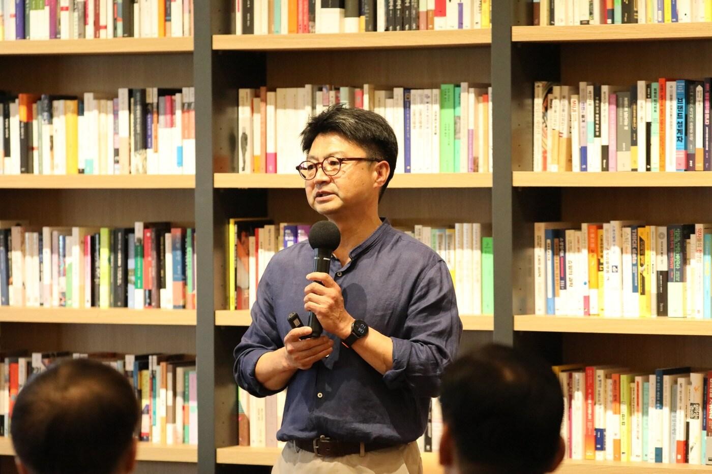 강연하는 강원택 서울대 정치외교학부 교수(경제사회연구원 제공)