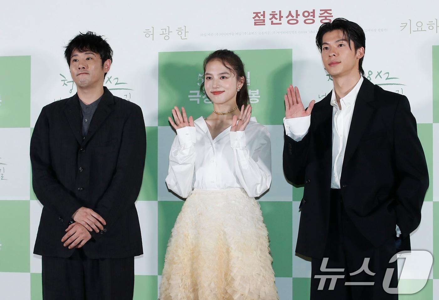 본문 이미지 - 후지이 미치히토 감독(왼쪽부터)과 배우 키요하라카야와 허광한이 24일 서울 강남구 코엑스 메가박스에서 열린 영화 '청춘 18X2 너에게로 이어지는 길' 기자간담회에서 포즈를 취하고 있다. '청춘 18X2 너에게로 이어지는 길'은 열여덟, 그때 대만에서 시작된 첫사랑을 찾아 일본으로 떠난 서른여섯 나의 여정을 그린 감성 로맨스 영화이다. 2024.5.24/뉴스1 ⓒ News1 권현진 기자