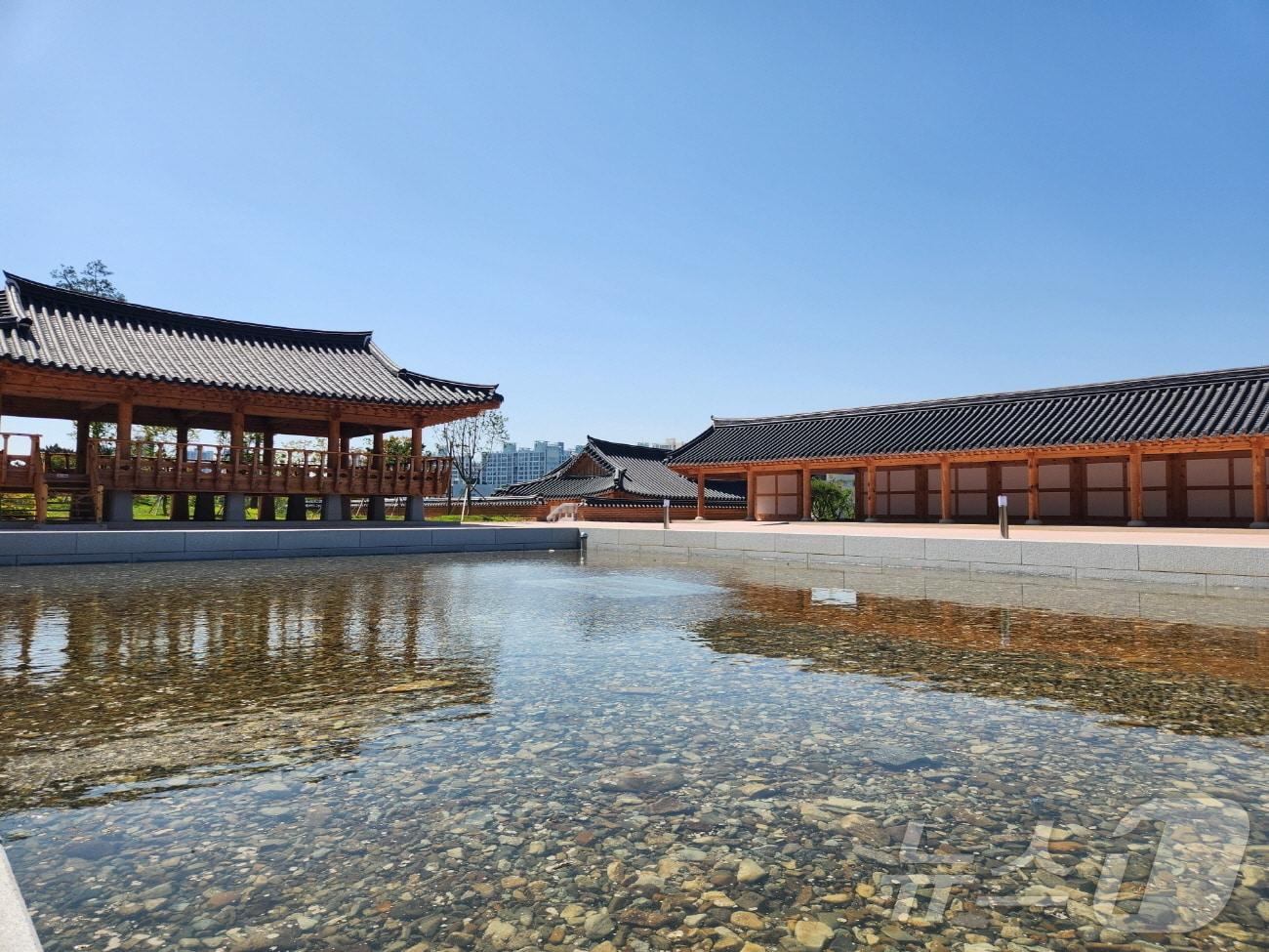 본문 이미지 - 29일 준공하는 전북자치도 익산시 마동공원 내 연지원의 모습.(익산시 제공)