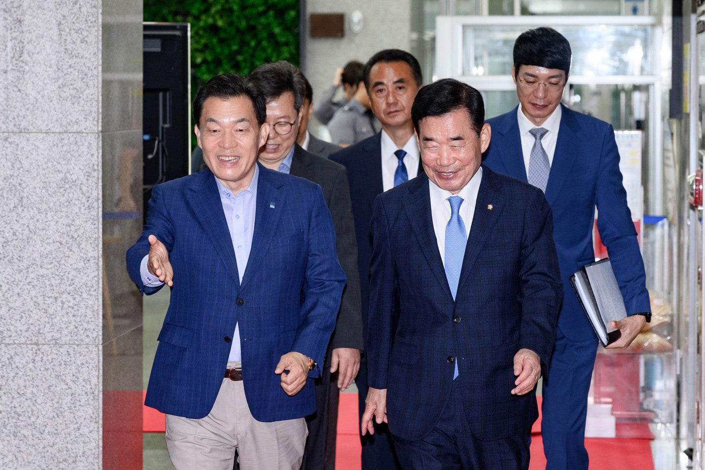 김진표 국회의장(오른쪽)이 24일 경기 수원시청에서 열린 정담회에 참석하고 있다. (수원시 제공) 2024.5.24 / 뉴스1 