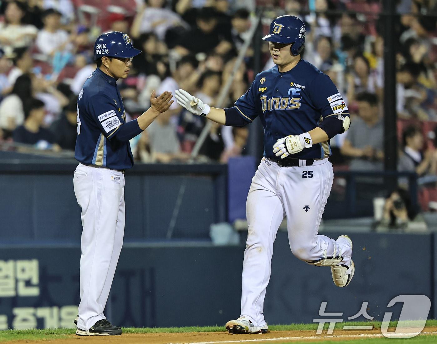 본문 이미지 - 24일 오후 서울 송파구 잠실야구장에서 열린 프로야구 '2024 신한 SOL 뱅크 KBO리그' NC 다이노스와 LG 트윈스의 경기, 6회초 2사 주자 없는 상황에서 NC 김형준이 홈런을 치고 기뻐하고 있다. 2024.5.24/뉴스1 ⓒ News1 김도우 기자