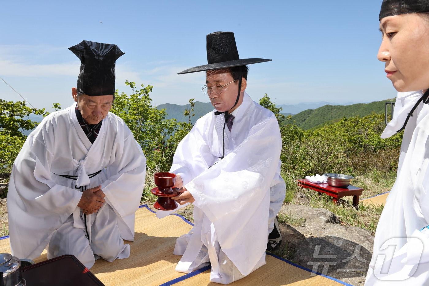 본문 이미지 - 소백산 산신제.(단양군 제공)2024.2.24/뉴스1