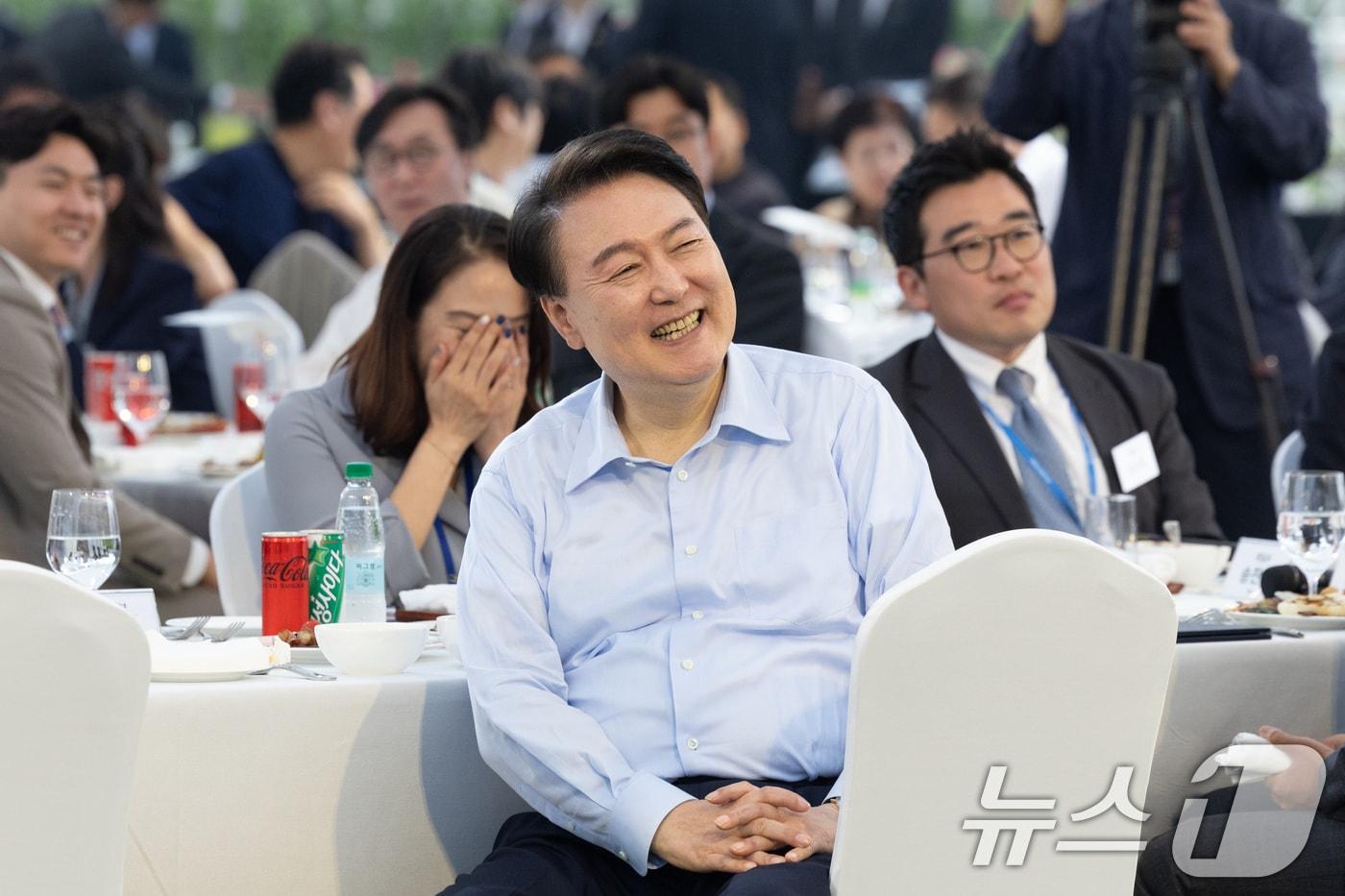 윤석열 대통령이 24일 오후 용산 대통령실 잔디마당에서 열린 출입기자단 초청 만찬 간담회에서 기자 발언을 듣고 있다. (대통령실 제공) 2024.5.24/뉴스1 ⓒ News1 안은나 기자