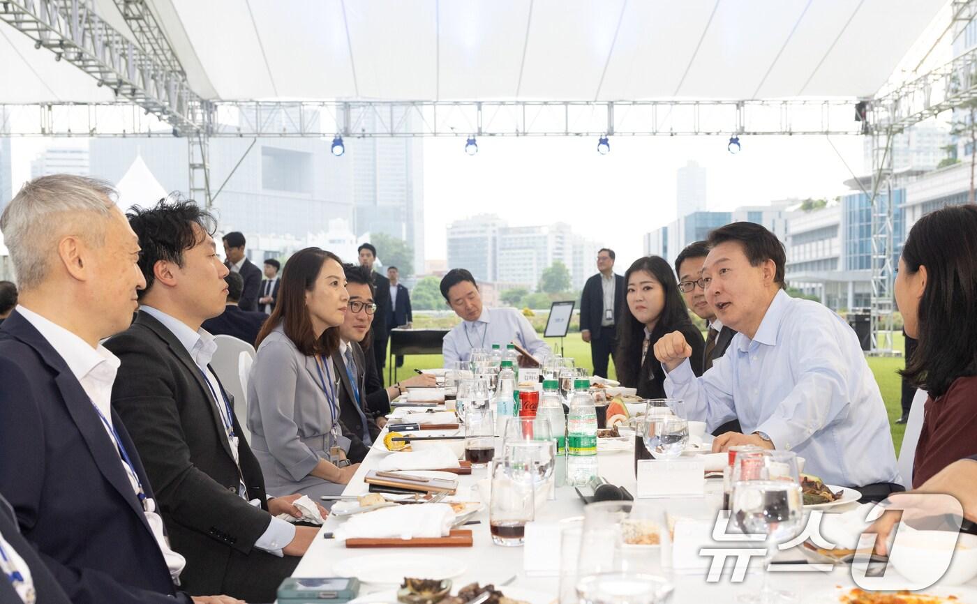 윤석열 대통령이 24일 오후 용산 대통령실 잔디마당에서 열린 출입기자단 초청 만찬 간담회에서 기자들과 대화를 나누고 있다. (대통령실 제공) 2024.5.24/뉴스1 ⓒ News1 안은나 기자