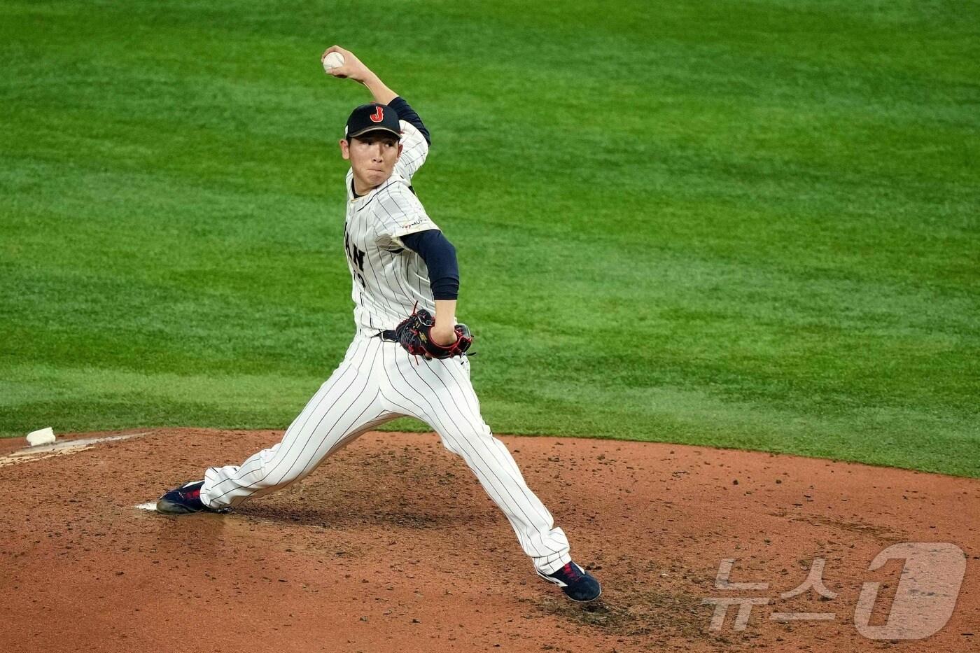 본문 이미지 - 요미우리 자이언츠 에이스 도고 쇼세이가 노히트노런 대기록을 작성했다. 사진은 2023 WBC 대표팀 당시의 도고. ⓒ AFP=뉴스1