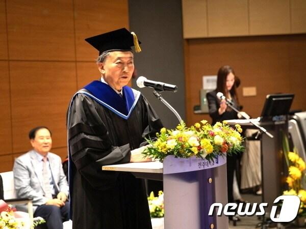 본문 이미지 - 하토야마 유키오 전 일본총리(77)가 지난 2023년 9월 13일 전주대학교에서 명예 행정학 박사 학위를 받았다.(전주대 제공)/뉴스1DB