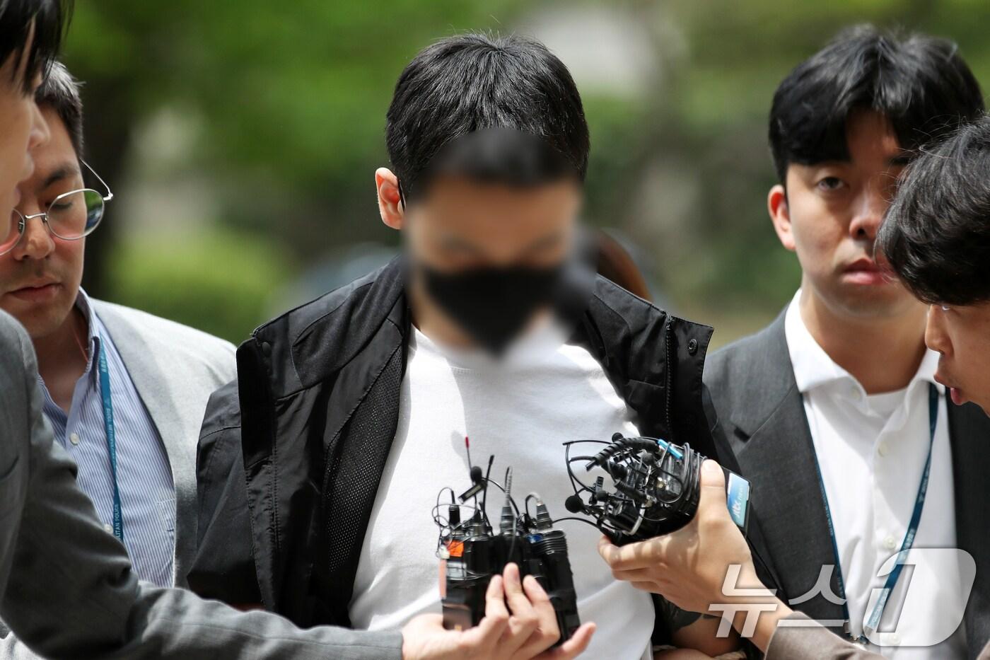 본문 이미지 - 지난해 12월 10대들에게 경복궁 낙서를 지시한 혐의를 받는 '이 팀장' 강 모 씨가 25일 오후 서울 서초구 서울중앙지방법원에서 열린 구속 전 피의자 심문(영장실질심사)에 출석하고 있다. 2024.5.25/뉴스1 ⓒ News1 이승배 기자