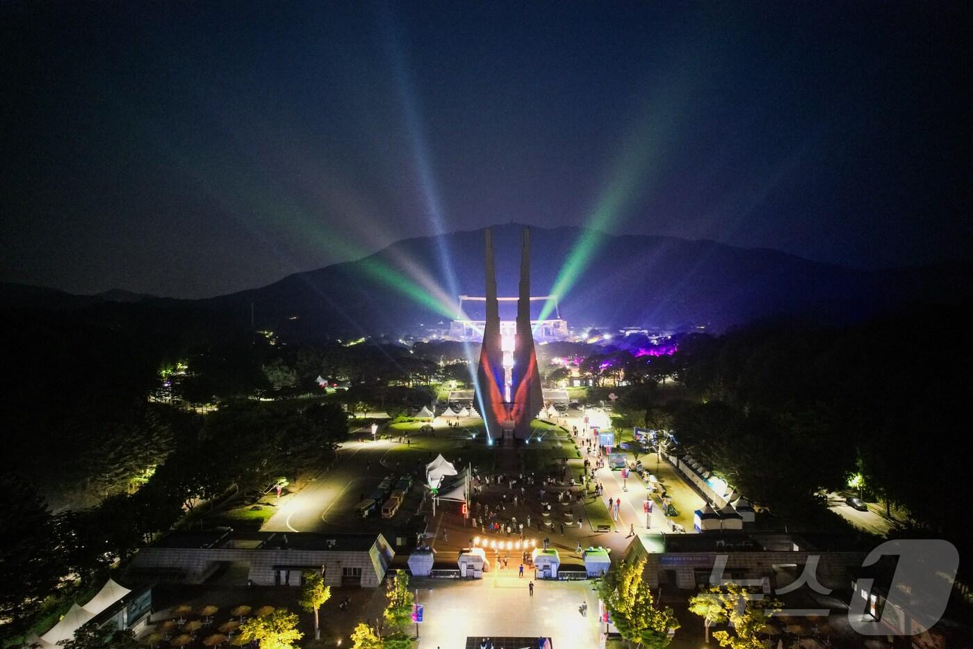 본문 이미지 - 지난 24일 충남 천안 독립기념관에서 열린 '2024 천안 K-컬처 박람회'에서 독립기념관이 미디어파사드와 야간 조명으로 빛나고 있다. (천안시 제공) 2024.5.25/뉴스1 