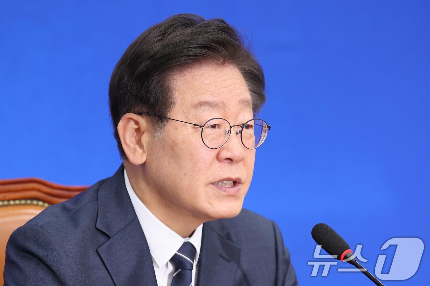 본문 이미지 - 이재명 더불어민주당 대표가 25일 오후 서울 여의도 국회에서 연금개혁 관련 기자회견을 하고 있다. 이 대표는 이날 기자회견에서 "여당이 제시한 소득대체율 44%를 전적 수용하겠다＂고 밝혔다. 2024.5.25/뉴스1 ⓒ News1 신웅수 기자