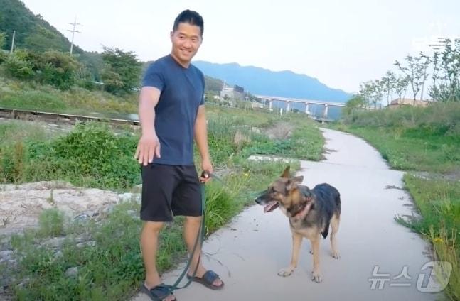 본문 이미지 - 강형욱 훈련사와 반려견 레오의 2019년 모습(유튜브 '강형욱의 보듬TV' 갈무리) ⓒ 뉴스1