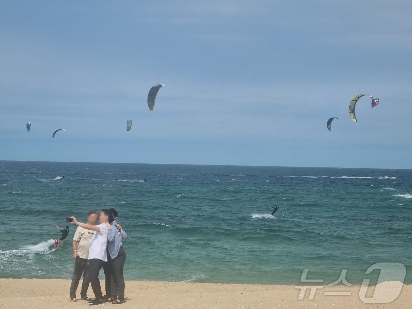 본문 이미지 - 주말인 25일 강원 강릉시 송정해변에 카이트 서퍼들이 서핑을 즐기고 있다. 2024.5.25/뉴스1