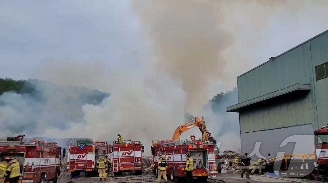본문 이미지 - 25일 경남 창녕 등지일반산업단지에서 불이 나 소방당국이 화재를 진합하고 있다(경남소방본 제공)