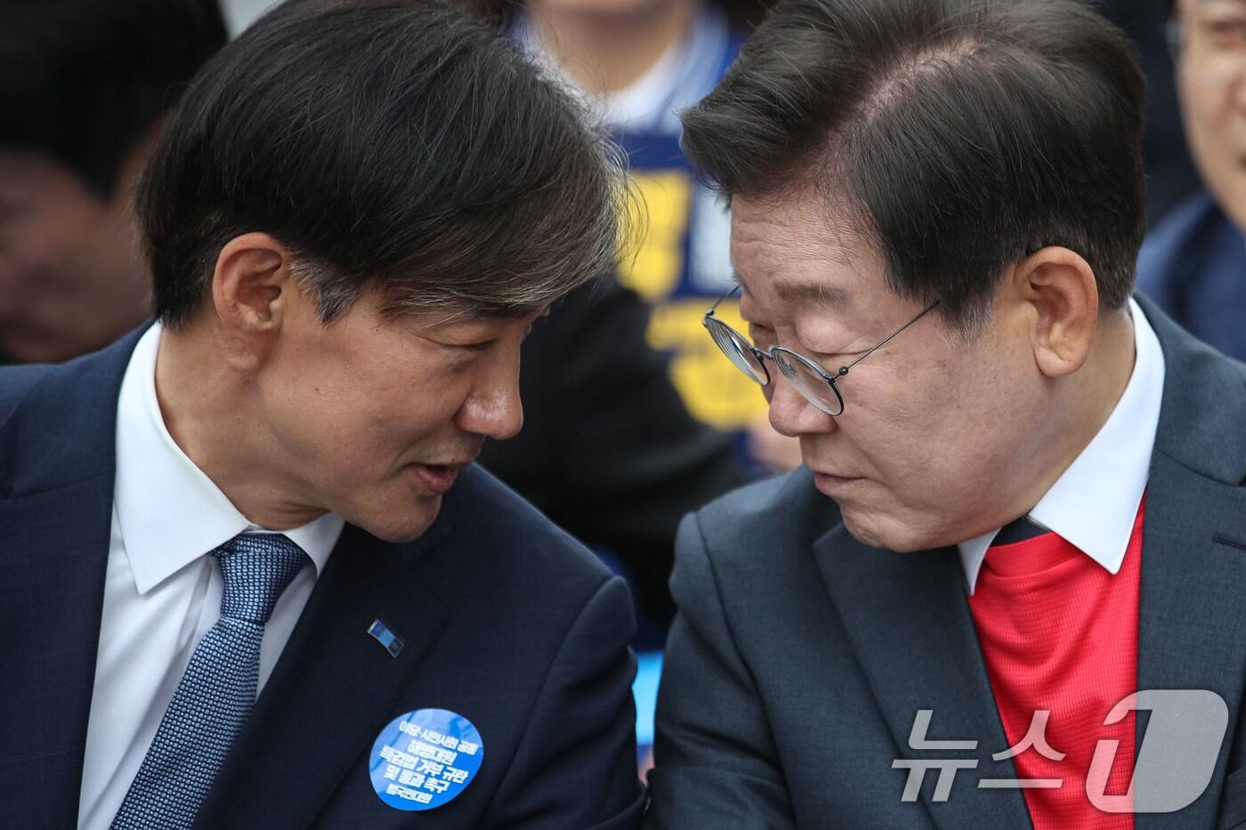 이재명 대통령이 더불어민주당 대표 시절이던 지난해 5월 25일 조국 당시 조국혁신당 대표와 서울 중구 숭례문 인근에서 대화하는 모습. 2024.5.25/뉴스1 ⓒ News1 이승배 기자