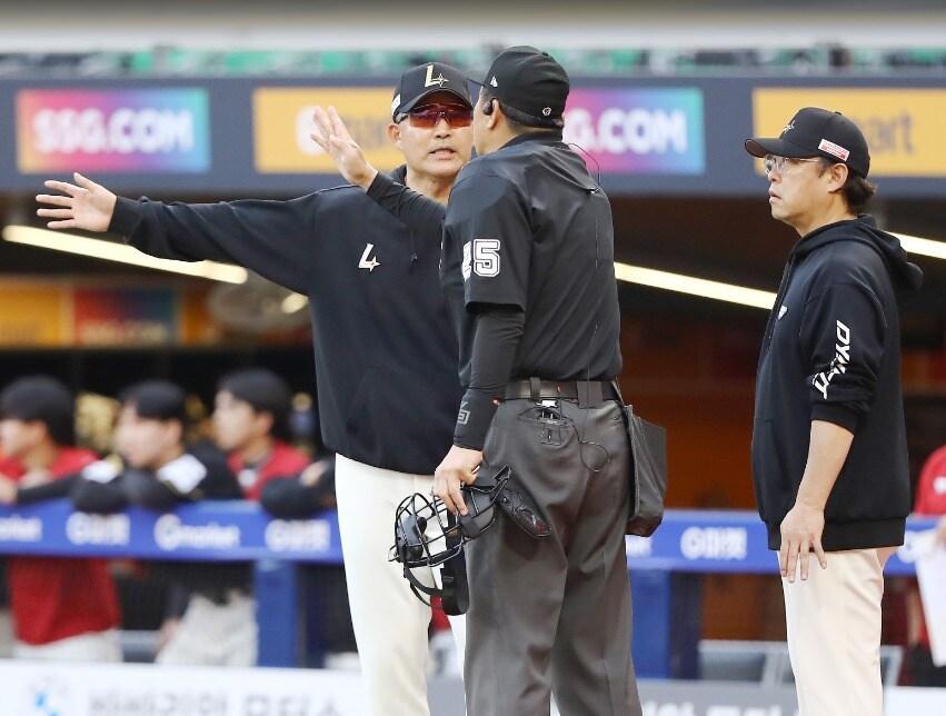 본문 이미지 -  SSG 이숭용 감독이 25일 SSG랜더스필드에서 열린 한화 이글스전에서 6회 심판의 판정과 관련해 항의하고 있다. (SSG 구단 제공) 