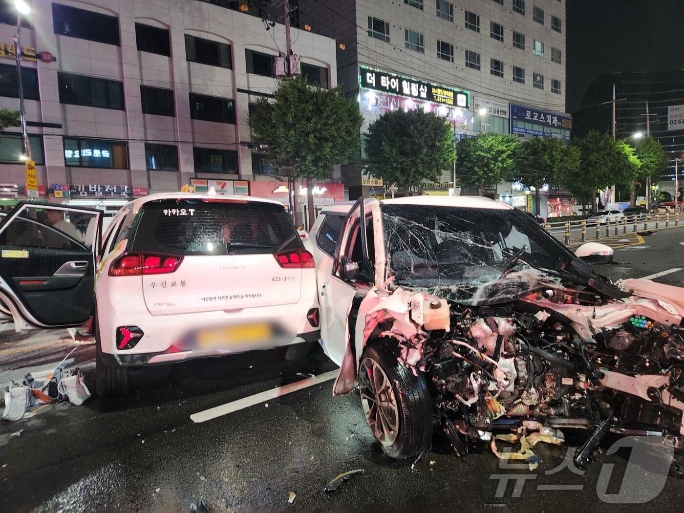 본문 이미지 - 26일 오전 2시 50분께 인천시 부평구 부흥오거리 총 4차로 중 1차로에서 인근 도로에서 티볼리 차량과 택시가 충돌했다.(인천소방본부 제공)2024.5.26/뉴스1