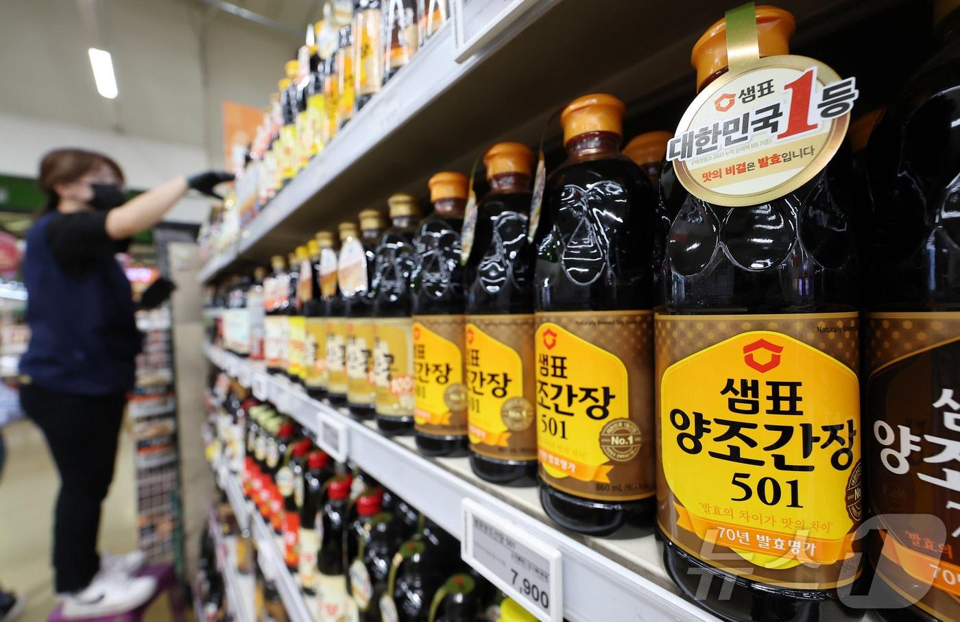 본문 이미지 - 서울 시내 대형마트에 진열된 샘표 양조간장. 2024.5.26 ⓒ 뉴스1 김민지 기자