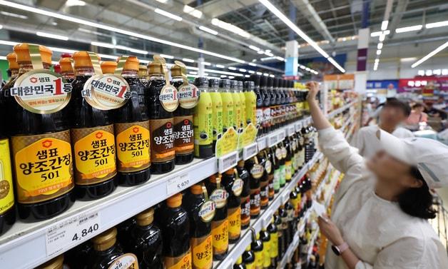 본문 이미지 - 서울 시내 대형마트에 진열된 샘표 양조간장. 2024.5.26/뉴스1 ⓒ News1 김민지 기자