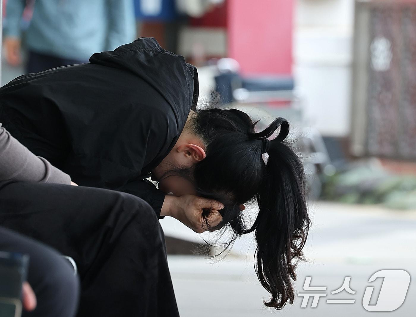 본문 이미지 - 서울 시내의 한 대학병원에서 환자의 보호자가 대기하고 있다. ⓒ 뉴스1 
