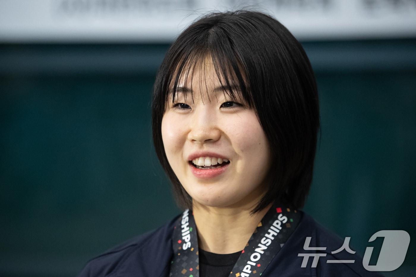 본문 이미지 - 허미미가 26일 아랍에미리트(UAE) 아부다비에서 열린 2024 국제유도연맹(IJF) 세계선수권대회를 마친 후 인천국제공항 제1여객터미널을 통해 귀국해 취재진과 인터뷰하고 있다. 유도대표팀은 이번 대회에서 개인전 금메달 2개, 동메달 3개를 획득했다. 김민종(양평군청)이 남자 100㎏ 이상급에서 39년 만에 금메달을, 여자 57㎏급에 나선 허미미(경북체육회)는 한국 여자 선수로서 29년 만에 세계선수권대회 금메달을 목에 걸었다. 이들 외에도 남자 81㎏급 이준환(용인대), 60㎏급 이하림(한국마사회), 여자 78㎏ 이상급 김하윤(안산시청)이 각각 동메달을 따냈다. 2024.5.26/뉴스1 ⓒ News1 유승관 기자