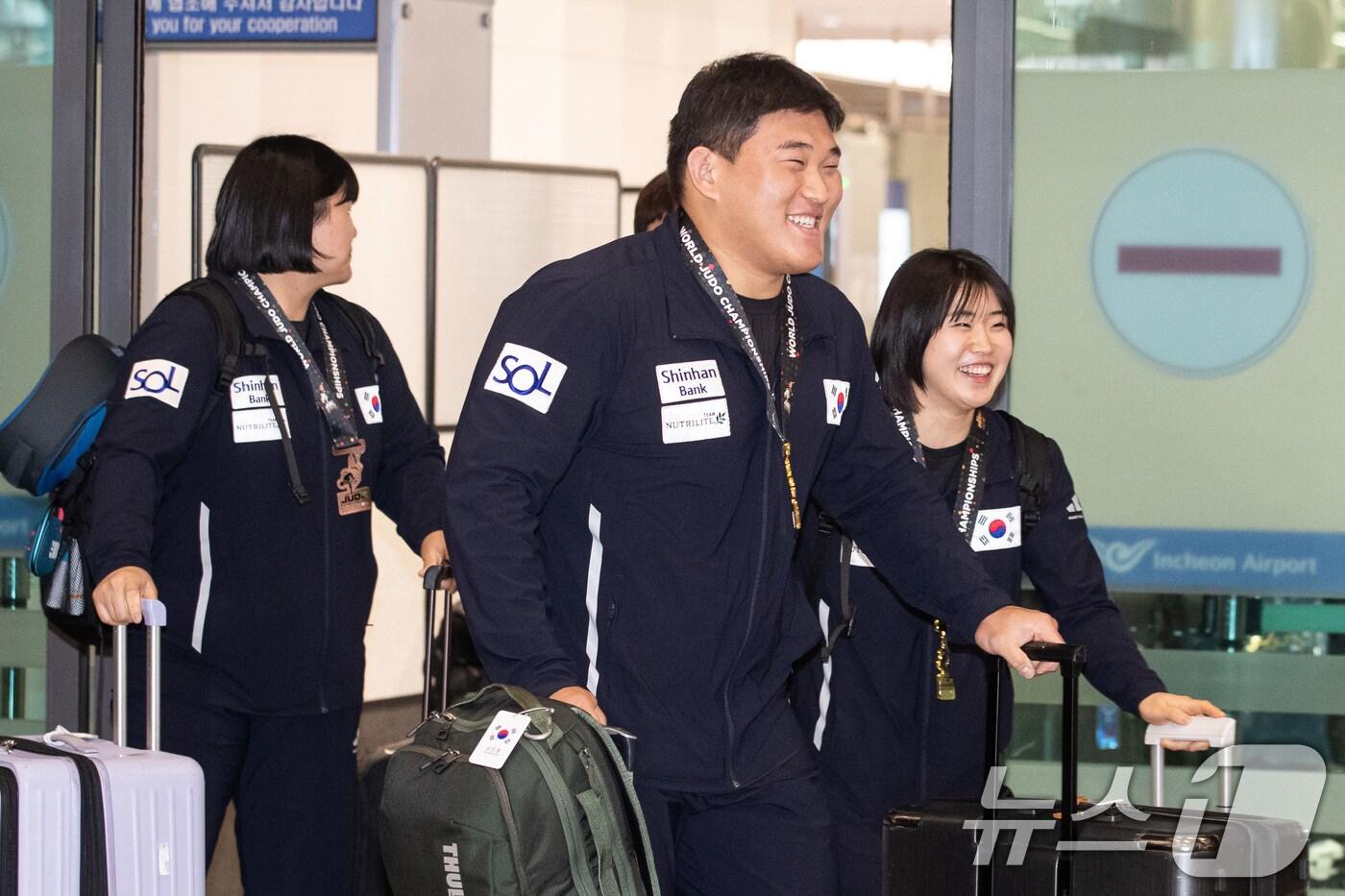 본문 이미지 - 김민종, 허미미를 비롯한 유도대표팀이 26일 아랍에미리트(UAE) 아부다비에서 열린 2024 국제유도연맹(IJF) 세계선수권대회를 마친 후 인천국제공항 제1여객터미널을 통해 귀국하고 있다. 유도대표팀은 이번 대회에서 개인전 금메달 2개, 동메달 3개를 획득했다. 김민종(양평군청)이 남자 100㎏ 이상급에서 39년 만에 금메달을, 여자 57㎏급에 나선 허미미(경북체육회)는 한국 여자 선수로서 29년 만에 세계선수권대회 금메달을 목에 걸었다. 이들 외에도 남자 81㎏급 이준환(용인대), 60㎏급 이하림(한국마사회), 여자 78㎏ 이상급 김하윤(안산시청)이 각각 동메달을 따냈다. 2024.5.26/뉴스1 ⓒ News1 유승관 기자