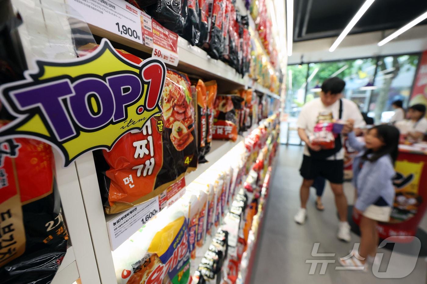 서울 마포구 CU 홍대상상점에 마련된 &#39;라면 라이브러리&#39;에서 시민들이 라면을 고르고 있다. 2024.5.26/뉴스1 ⓒ News1 김민지 기자