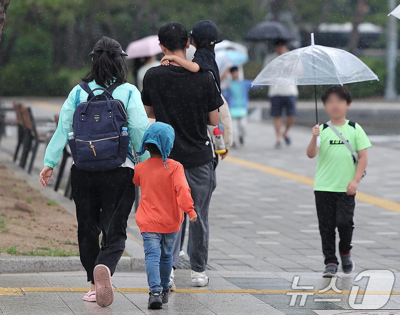 본문 이미지 - 오후 서울 용산구 전쟁기념관에서 우산을 챙기지 못한 외국인 관광객들이 급하게 발걸음을 옮기고 있다. 2024.5.26/뉴스1 ⓒ News1 김진환 기자