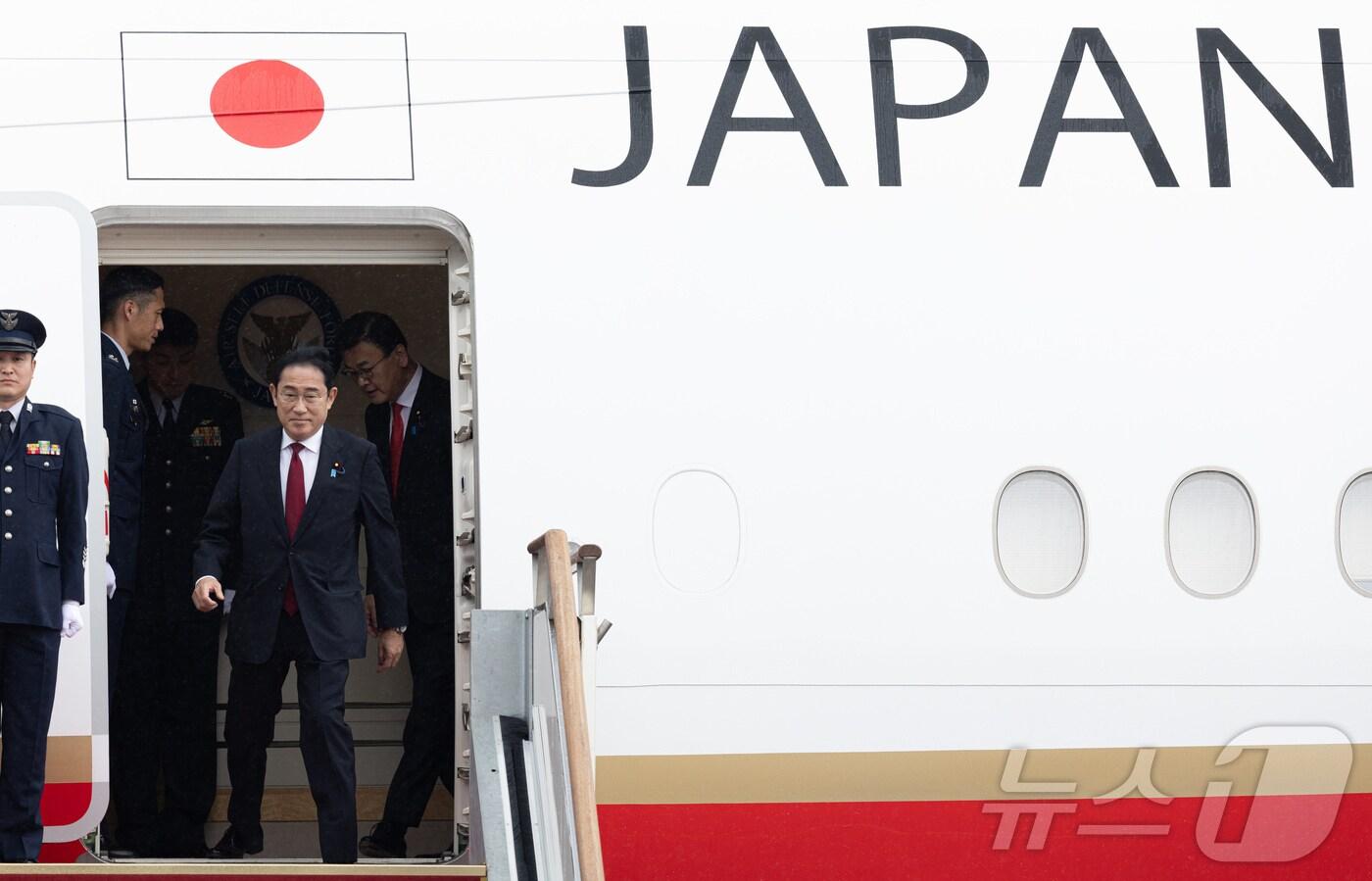 본문 이미지 - 기시다 후미오(岸田文雄) 일본 총리가 26일 경기 성남시 서울공항에 도착하고 있다. 2024.5.26/뉴스1 ⓒ News1 이재명 기자