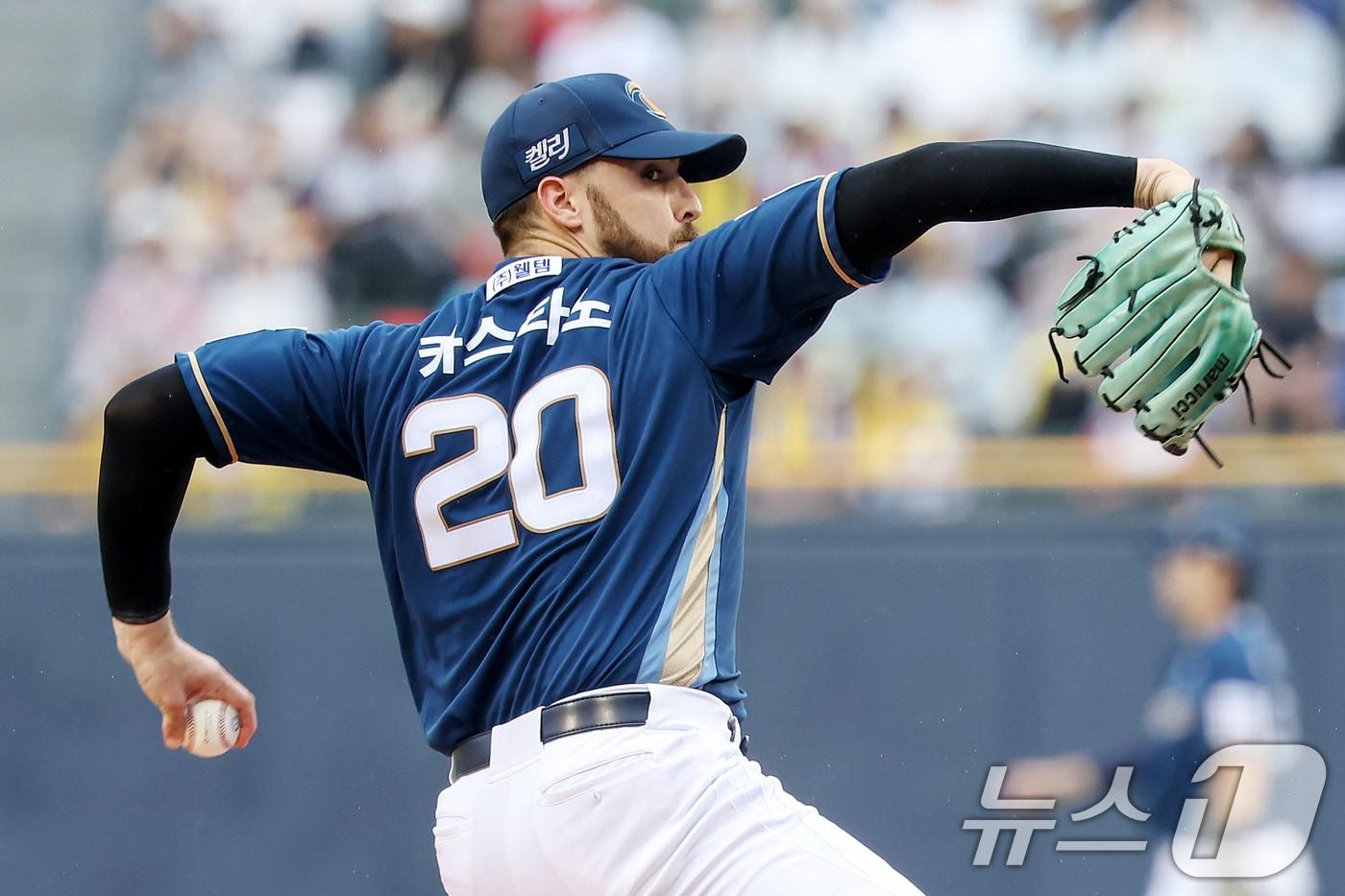 본문 이미지 - 26일 오후 서울 송파구 잠실야구장에서 열린 프로야구 '2024 신한 SOL Bank KBO리그' NC 다이노스와 LG 트윈스의 경기에서 1회말 NC 선발 카스타노가 역투하고 있다. 2024.5.26/뉴스1 ⓒ News1 민경석 기자