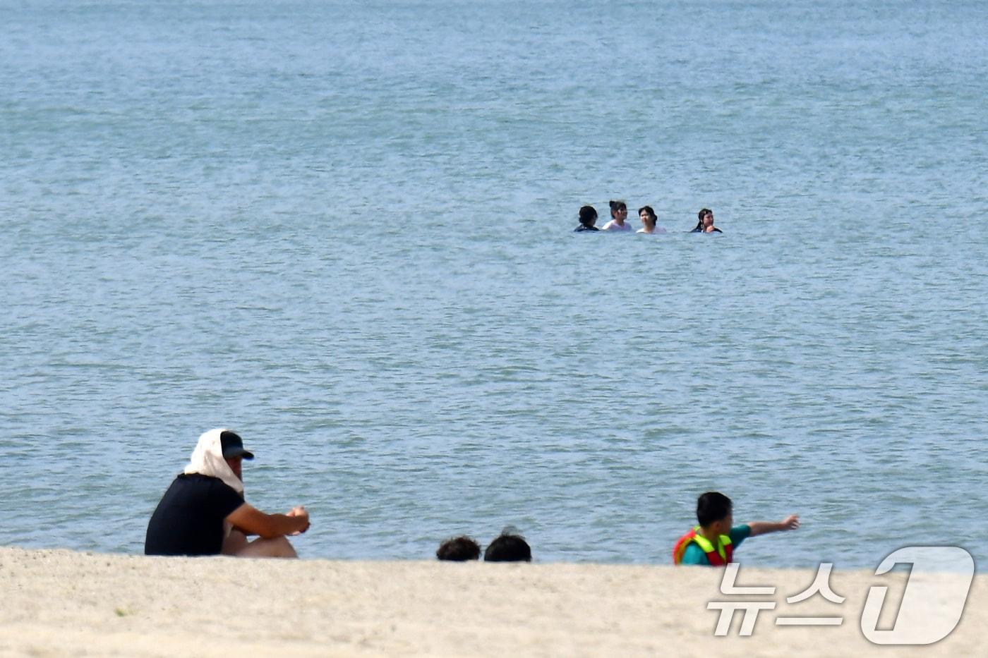 본문 이미지 - 경북 포항시의 낮 최고 기온이 28.6도까지 올라가며 초여름 날씨를 보인 26일 오후 송도해수욕장에서 시민들이 바닷물로 뛰어들어 더위를 식히고 있다. 2024.5.26/뉴스1 ⓒ News1 최창호 기자