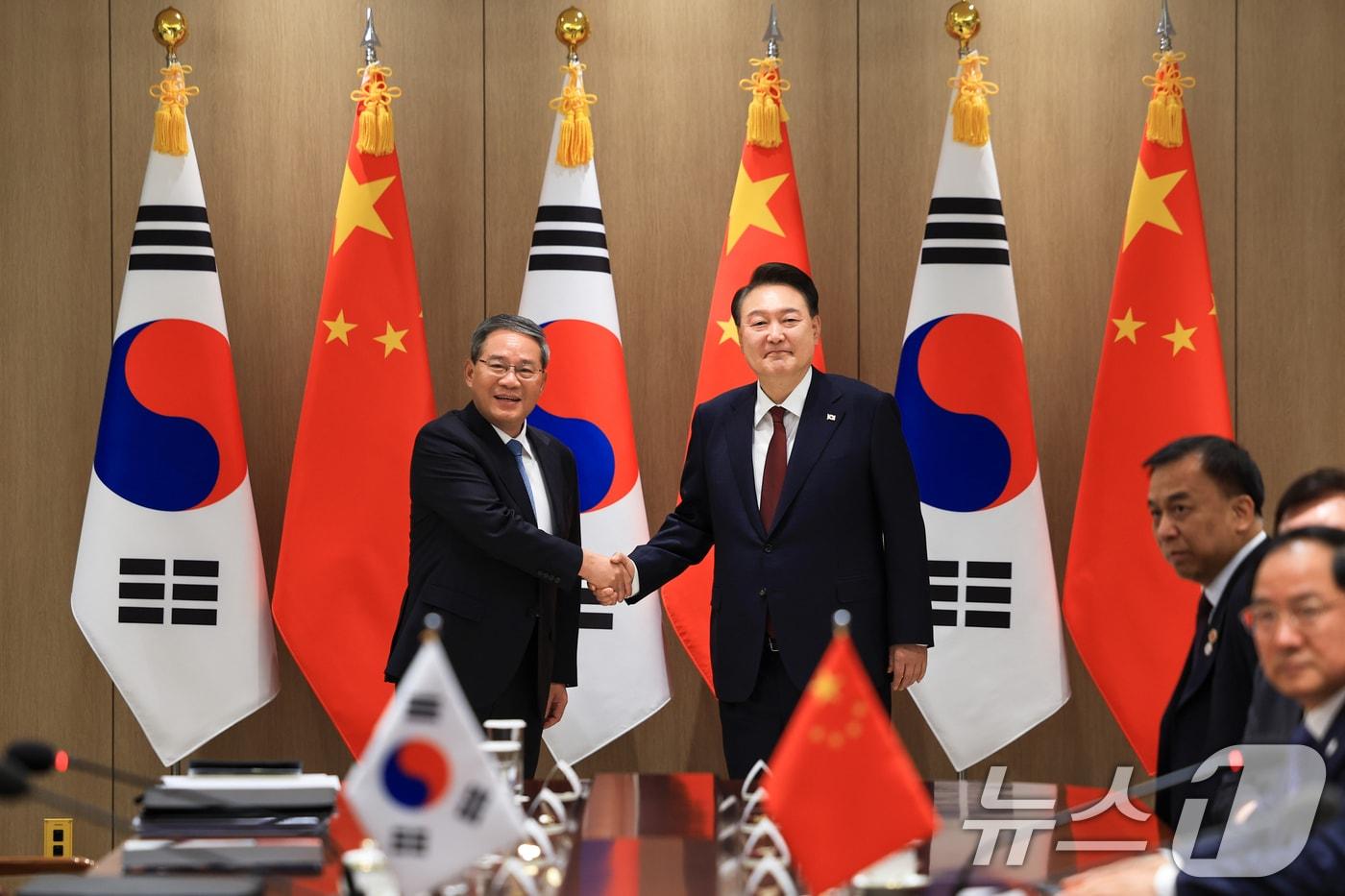 본문 이미지 - 윤석열 대통령이 26일 용산 대통령실 청사에서 열린 한중 양자회담에서 리창 중국 총리와 기념촬영을 하고 있다. (대통령실 제공) 2024.5.26/뉴스1 ⓒ News1 오대일 기자