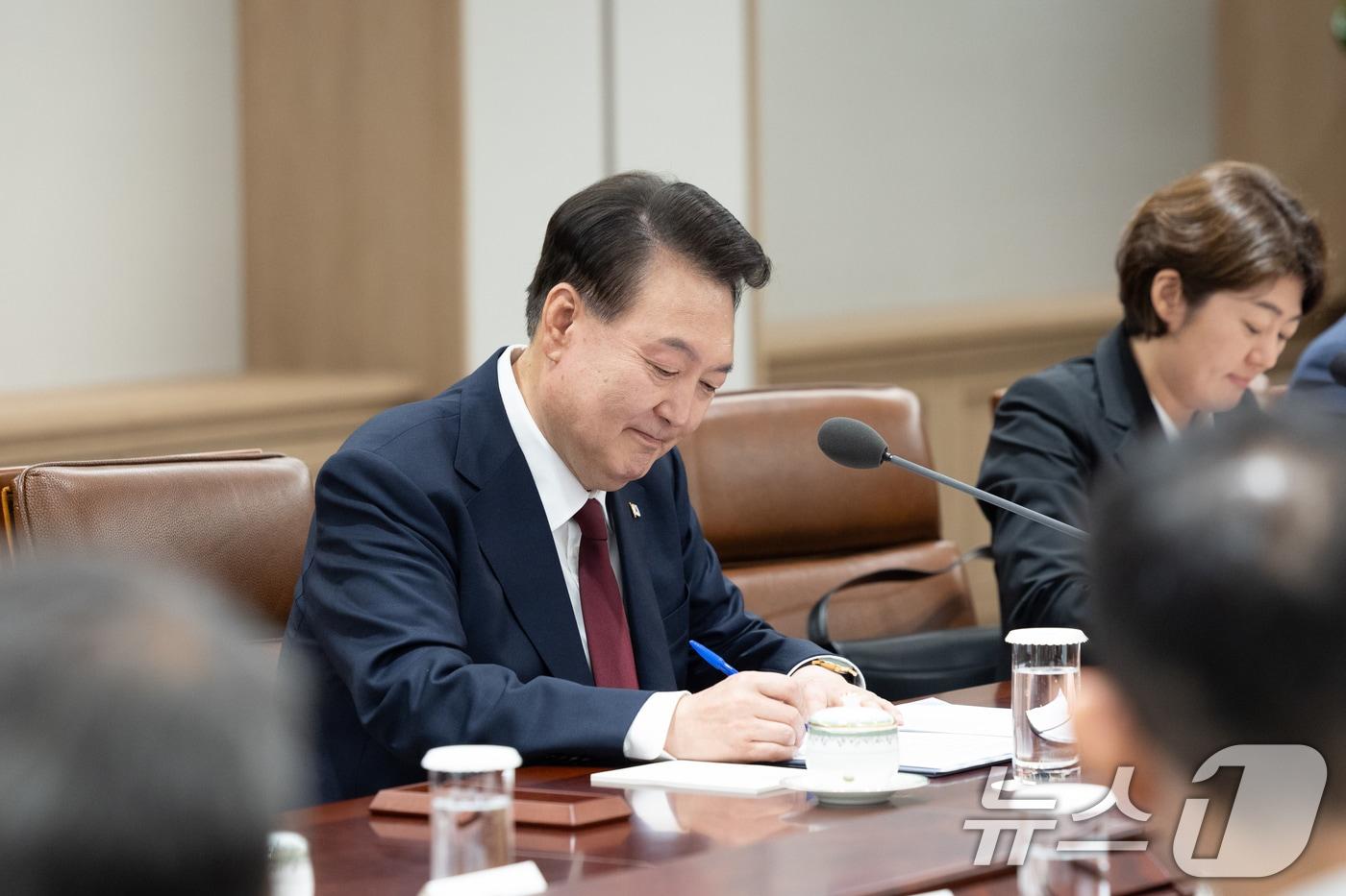 본문 이미지 - 윤석열 대통령이 26일 용산 대통령실 청사에서 열린 한일 정상회담에서 메모하고 있다. (대통령실 제공) 2024.5.26/뉴스1 ⓒ News1 오대일 기자