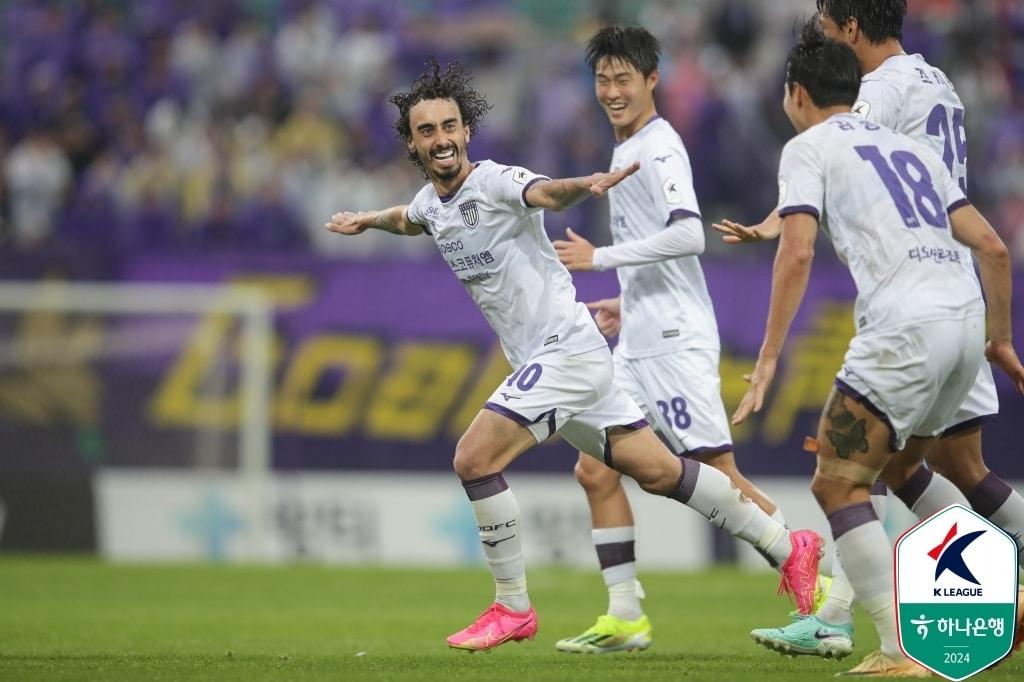 본문 이미지 - K리그2 전남 드래곤즈가 5경기 연속 무패의 상승세를 이어갔다. (한국프로축구연맹 제공)