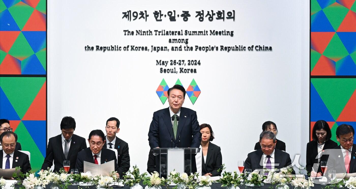 윤석열 대통령과 기시다 후미오 일본 총리, 리창 중국 총리가 26일 서울 종로구 국립현대미술관에서 열린 제9차 한일중 정상회의 환영 만찬에서 만찬사를 하고 있다. (대통령실 제공) 2024.5.26/뉴스1 ⓒ News1 오대일 기자