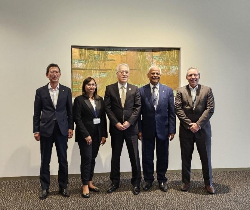 본문 이미지 - AOA 정례이사회에서 참석자들이 기념사진 촬영을 하고 있다.&#40;NH농협생명 제공&#41;