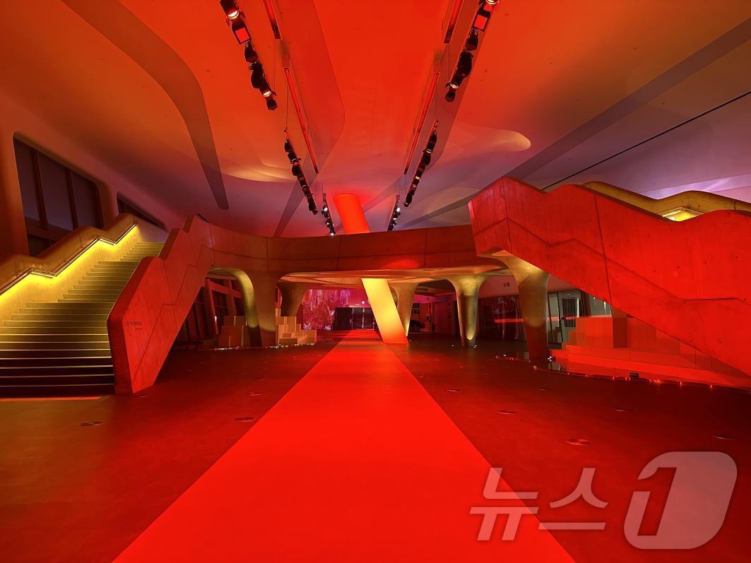 본문 이미지 - 동대문 디자인 플라자(DDP) 쇼룸. (서울시 제공) 