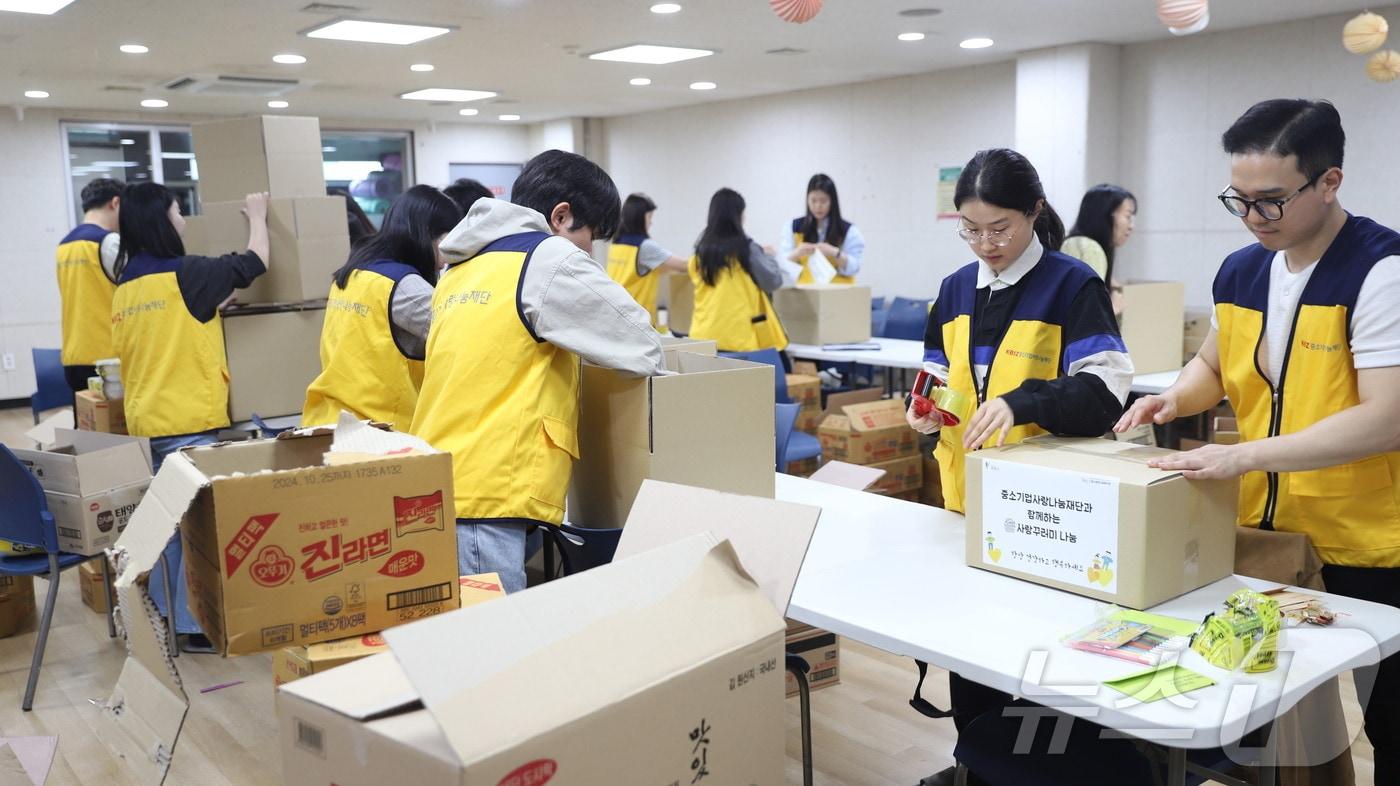 경기 광명시 철산종합사회복지관에서 중소기업연합봉사단원들이 식료품 키트를 제작하고 있다.(중소기업사랑나눔재단 제공)