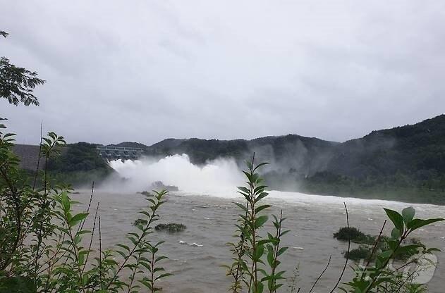 본문 이미지 - 용담댐  수문 방류 /뉴스1