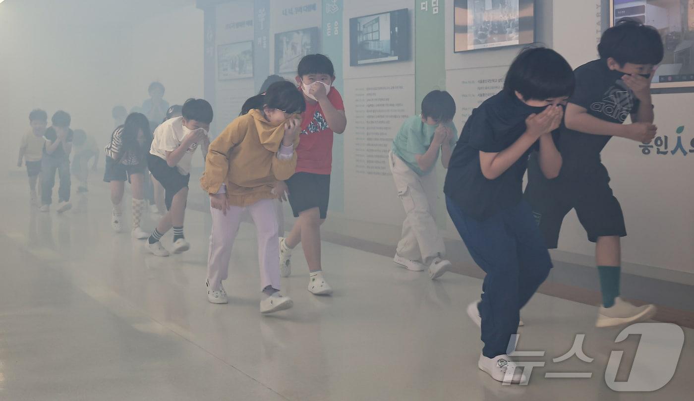 27일 서울 중구 흥인초등학교에서 열린 소방합동훈련에서 학생들이 화재대피훈련을 하고 있다. 2024.5.27/뉴스1 ⓒ News1 김도우 기자