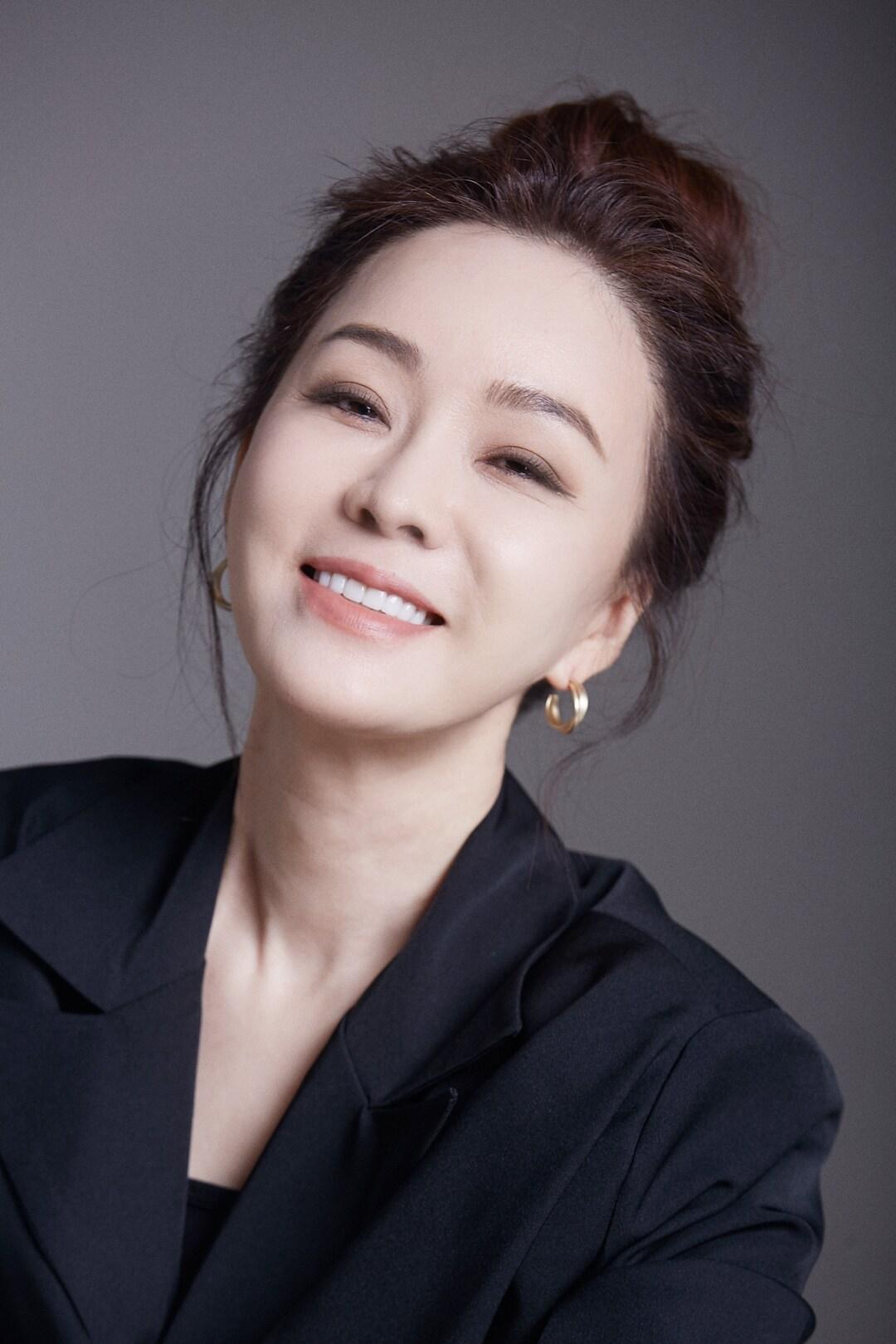 본문 이미지 - 배우 김정난이 28일 서울 잠실구장에서 두산 베어스의 승리 기원 시구자로 나선다.(두산 베어스 제공)