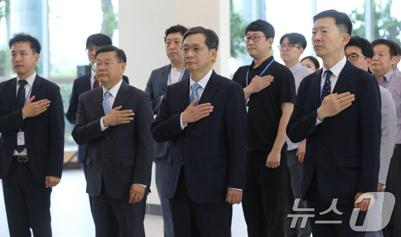 '한국판 나사(NASA)'인 우주항공청이 개청한 27일 오전 경남 사천시 사남면 우주항공청 임시청사에서 우주항공청 개청 기념 직원조회가 열린 가운데 윤영빈 우주항공청장 내정자, 존리 우주항공청 임무본부장, 노경원 우주항공청 차장 등 직원들이 국민의례를 하고 있다. 2024.5.27/뉴스1 ⓒ News1 윤일지 기자