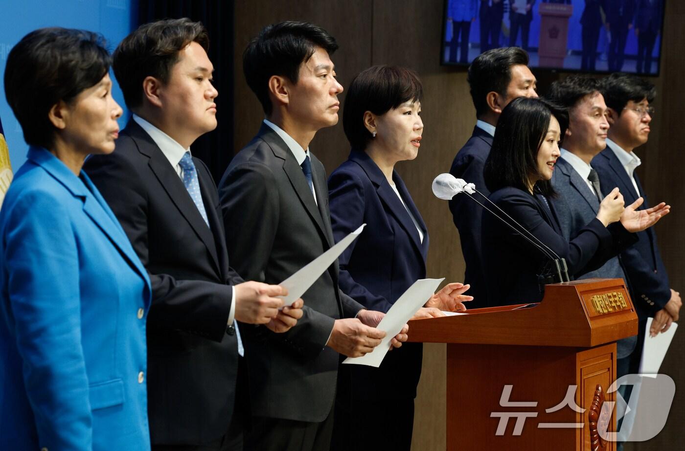 본문 이미지 - 전현희 더불어민주당 당대표 정치테러대책위원장과 위원들이 27일 서울 여의도 국회 소통관에서 이재명 대표 정치테러 사건에 대해 철저한 진실규명을 촉구하며 기자회견을 하고 있다. 2024.5.27/뉴스1 ⓒ News1 안은나 기자