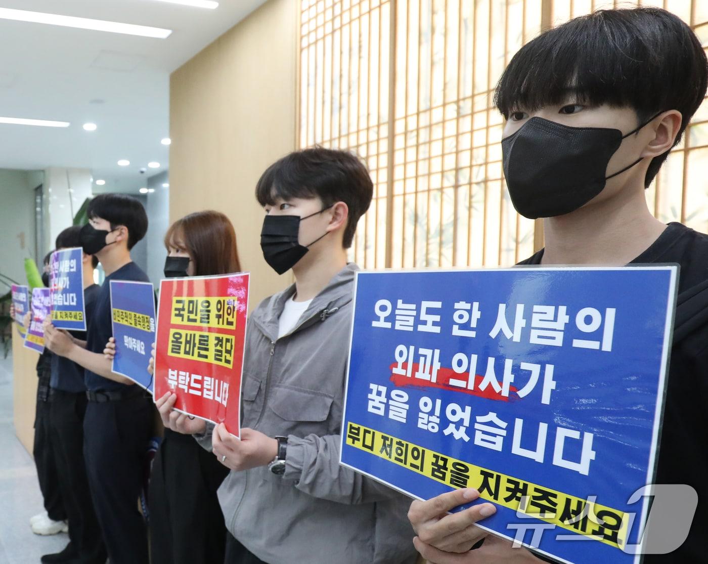 본문 이미지 - 27일 전북자치도 전주시 전북대학교 대학본부 회의실 앞에서 전북대 의과대학 학생들이 의대증원을 반대하는 피켓시위를 벌이고 있다. 2024.5.27/뉴스1 ⓒ News1 유경석 기자